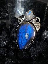 Load image into Gallery viewer, Moonstruck Blues Pear Pendant D - Dark Blue Labradorite
