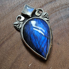 Load image into Gallery viewer, Moonstruck Blues Pear Pendant D - Dark Blue Labradorite
